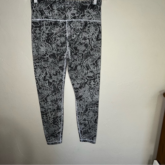 Athleta Elation Graffiti 7/8 Black/White High Rise Powervita Athletic Leggings - Picture 8 of 9